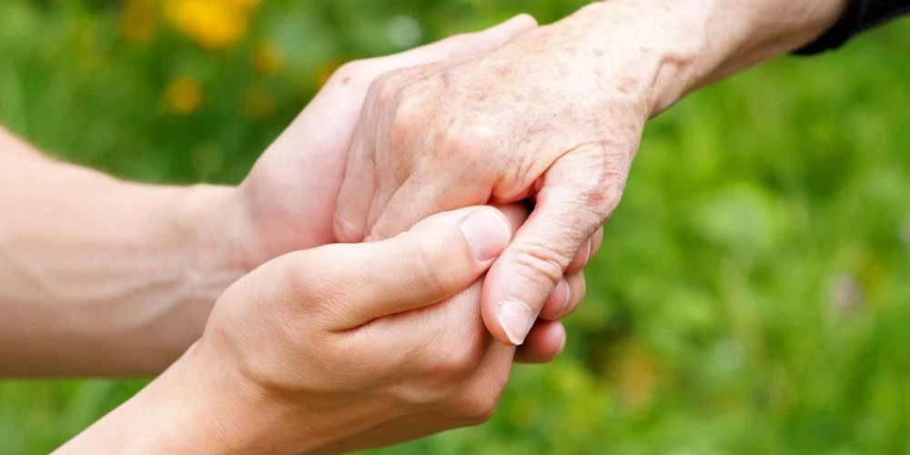 Εμμ. Λαθουράκης: Αγαπητό Πάρκινσον εύχομαι μια μέρα να σε κοιτώ και να γελώ – Ένα γράμμα προς την Νόσο